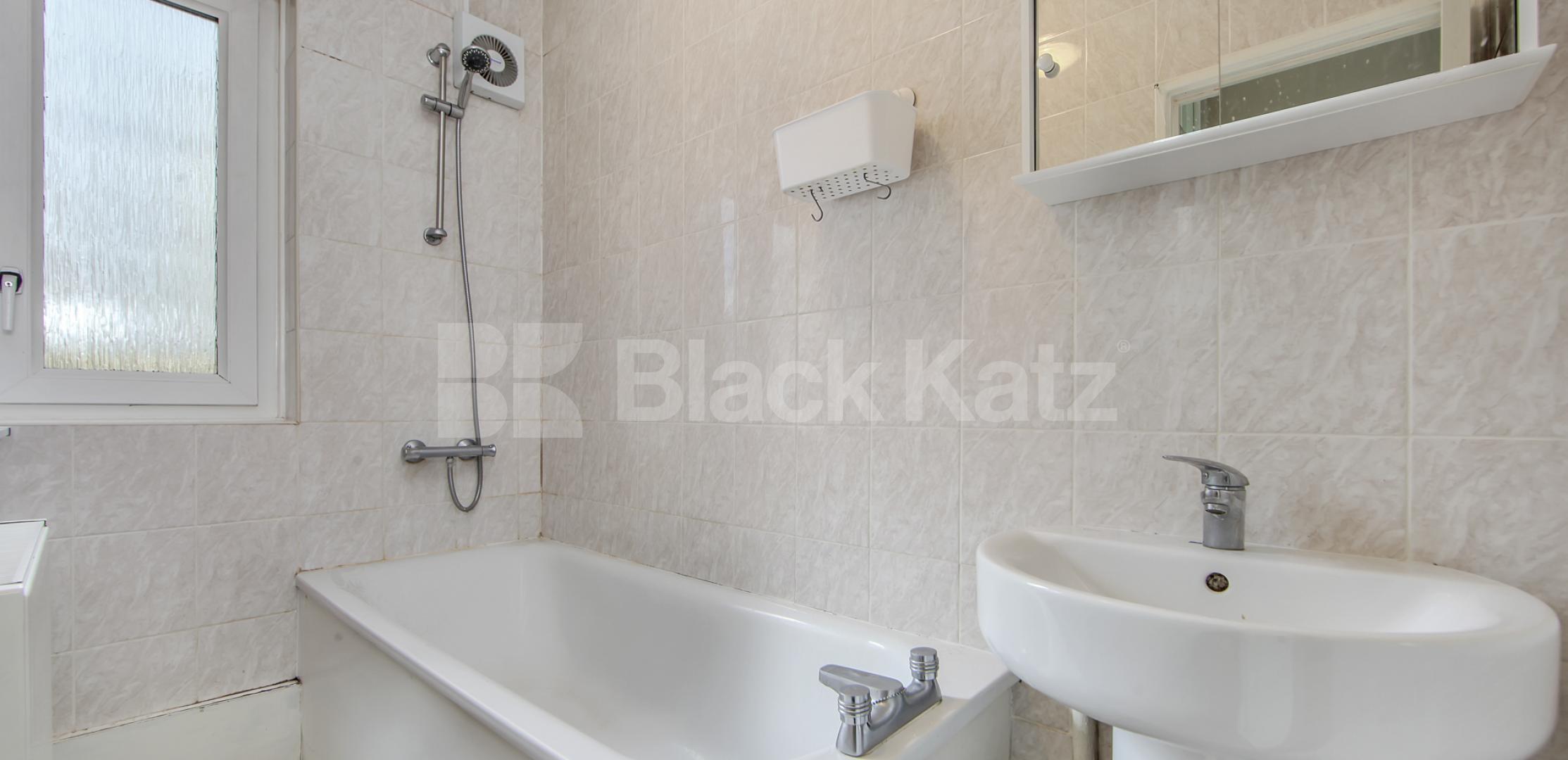 			NEW INSTRUCTION , 4 Bedroom, 1 bath, 1 reception Apartment			 Burbage Close , Borough/London Bridge